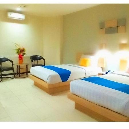 Merpati Hotel Pontianak Exterior photo