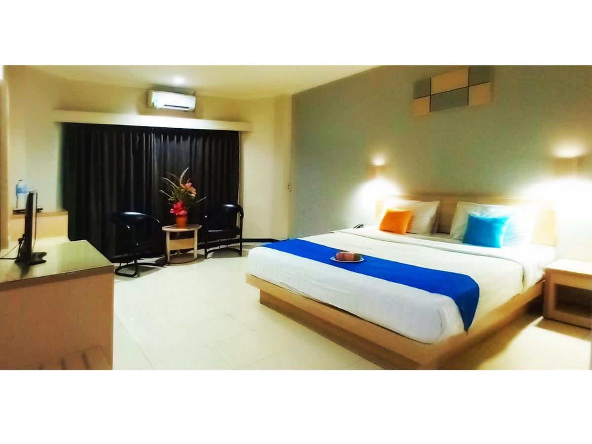Merpati Hotel Pontianak Exterior photo
