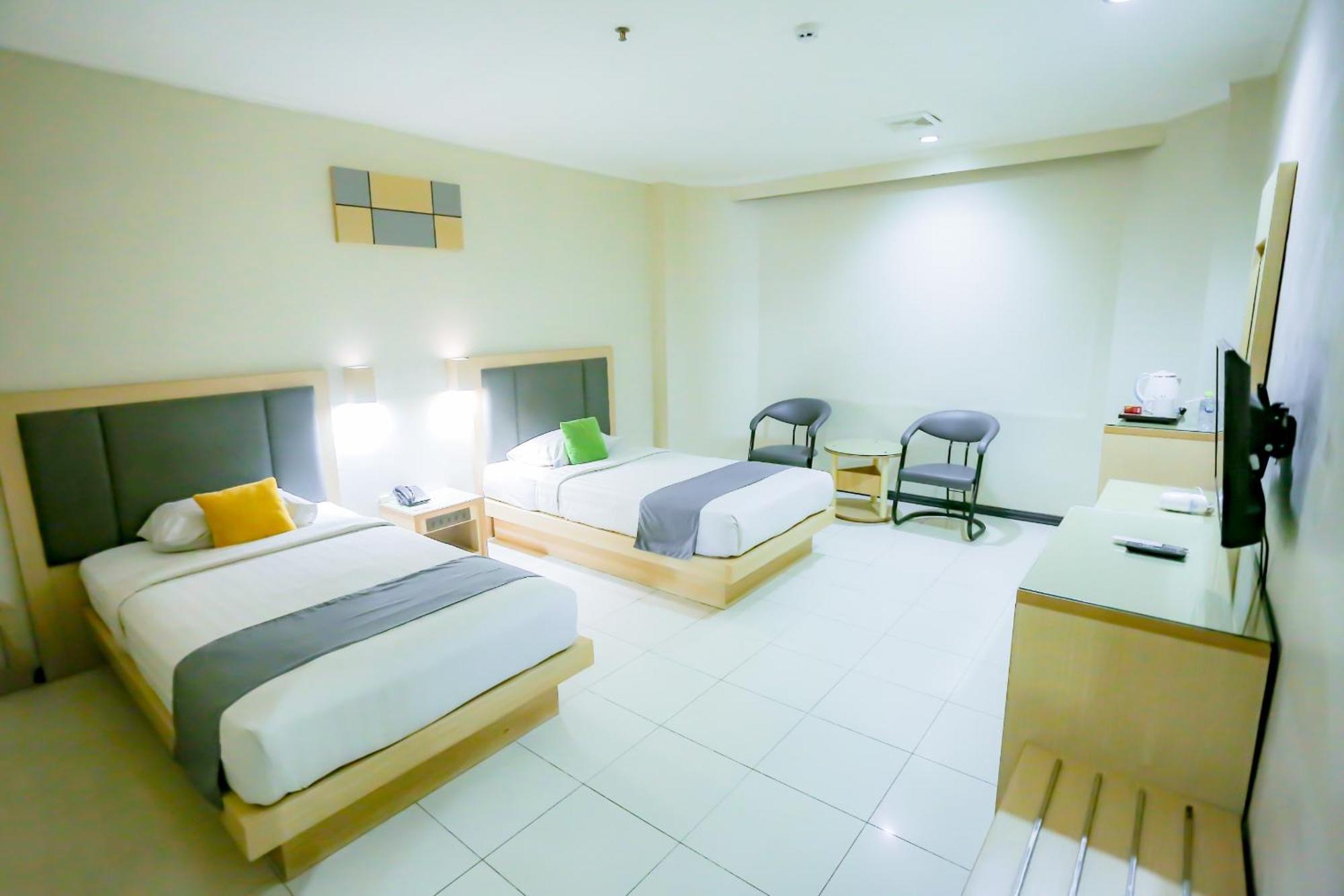 Merpati Hotel Pontianak Exterior photo