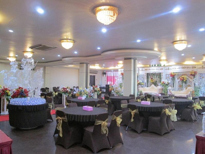 Merpati Hotel Pontianak Exterior photo