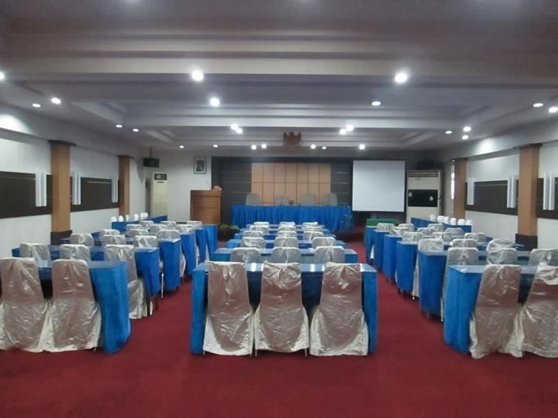 Merpati Hotel Pontianak Exterior photo