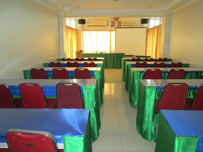 Merpati Hotel Pontianak Exterior photo
