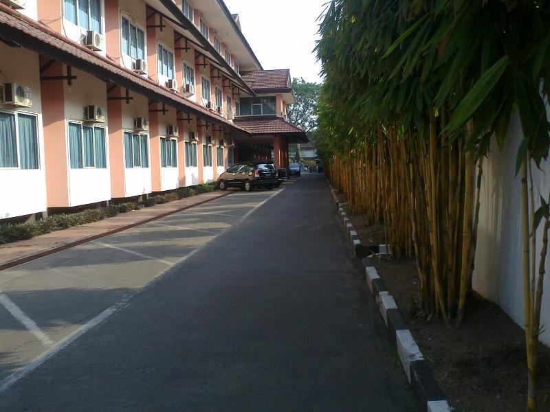 Merpati Hotel Pontianak Exterior photo